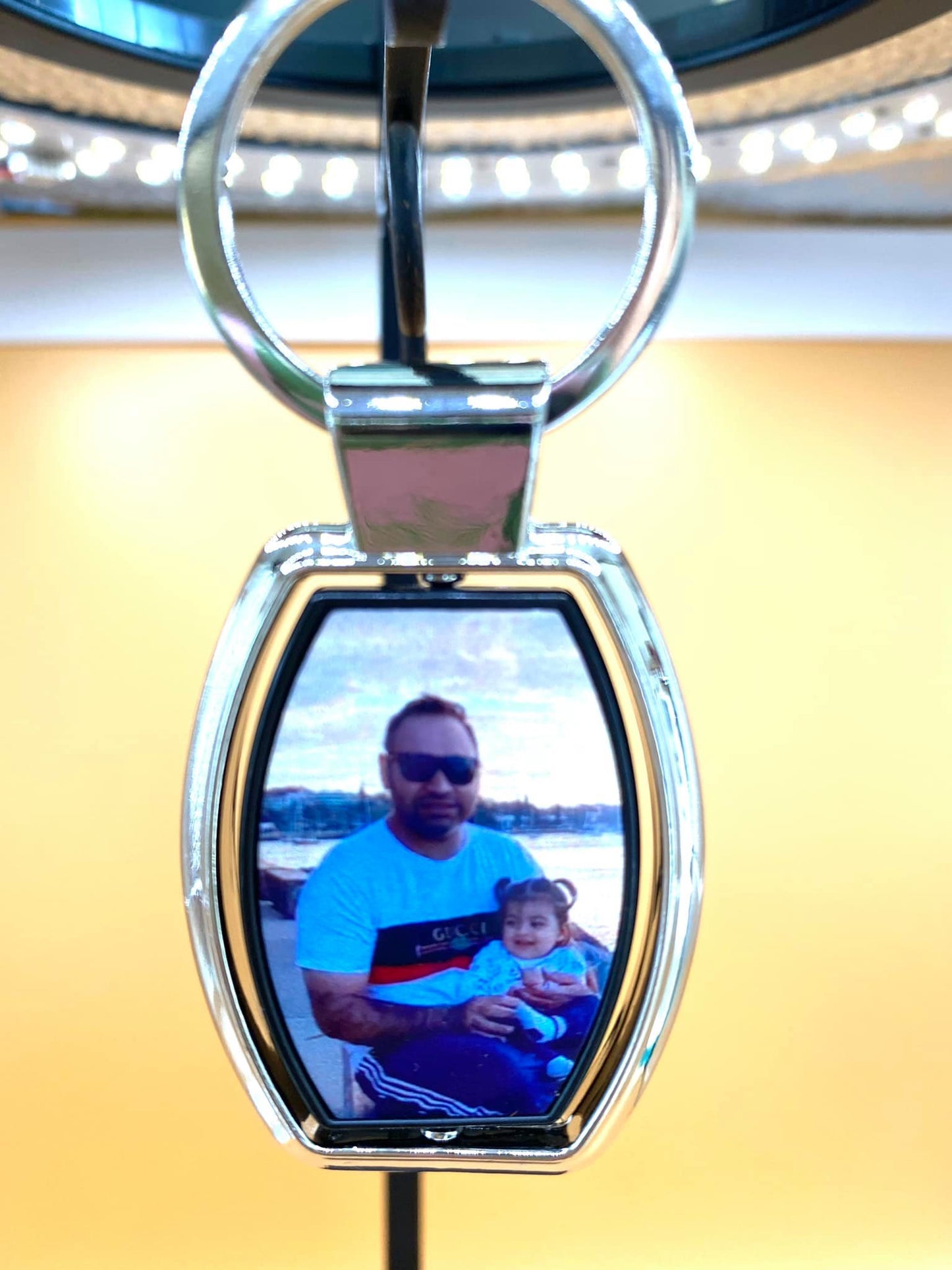 Key ring: Cylindrical metal shape