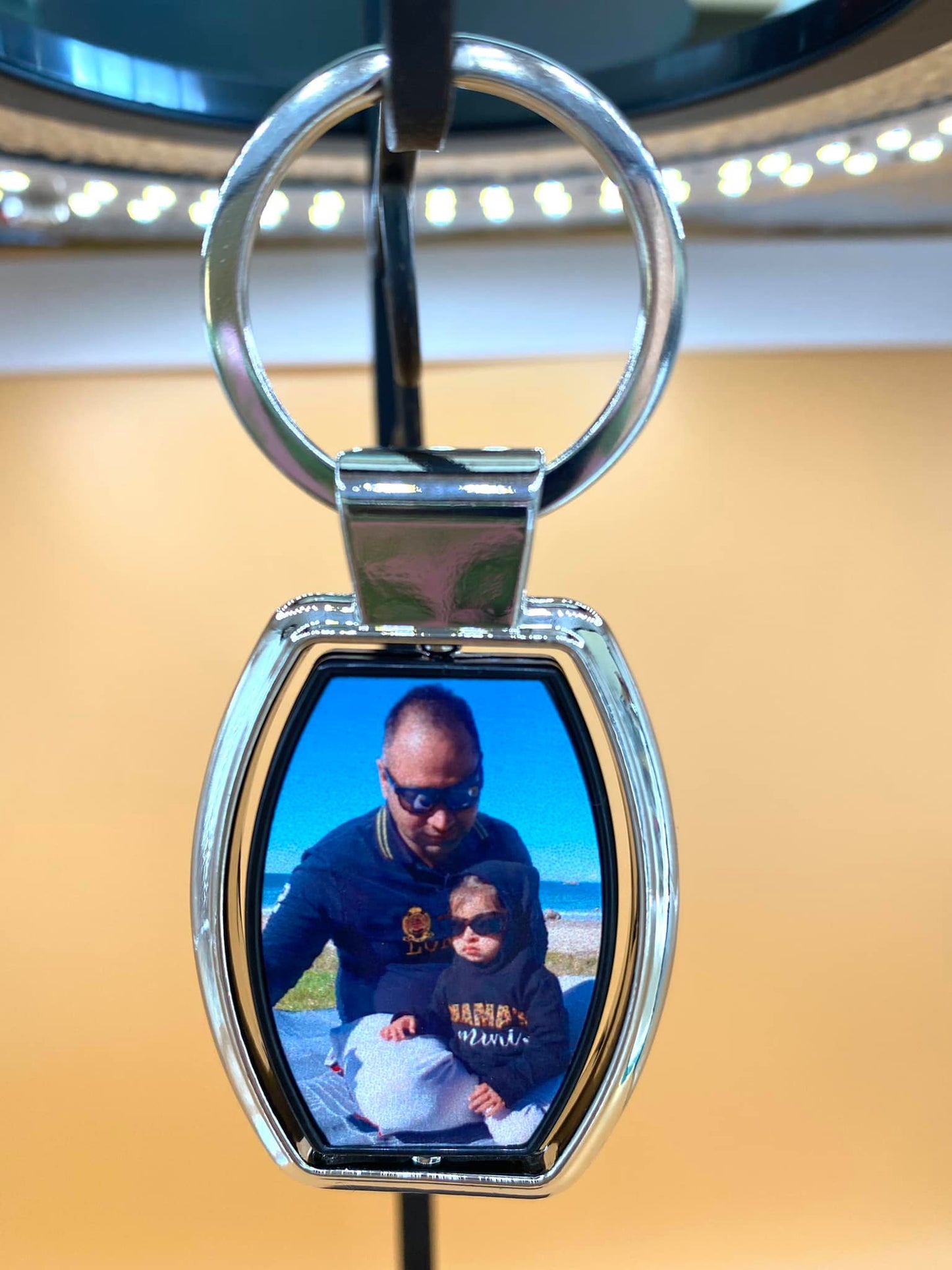 Key ring: Cylindrical metal shape